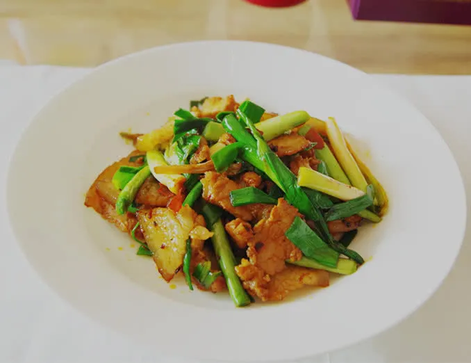 Pousses d'ail sautées au porc