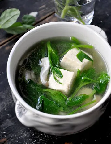 Soupe de pousses de pois au tofu
