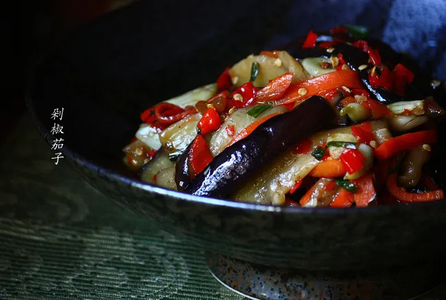 Aubergine braisée aux poivrons découpés