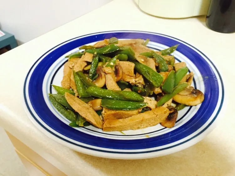 Quick Stir-Fried Mushrooms and Vegetarian Chicken with Pointed Pepper