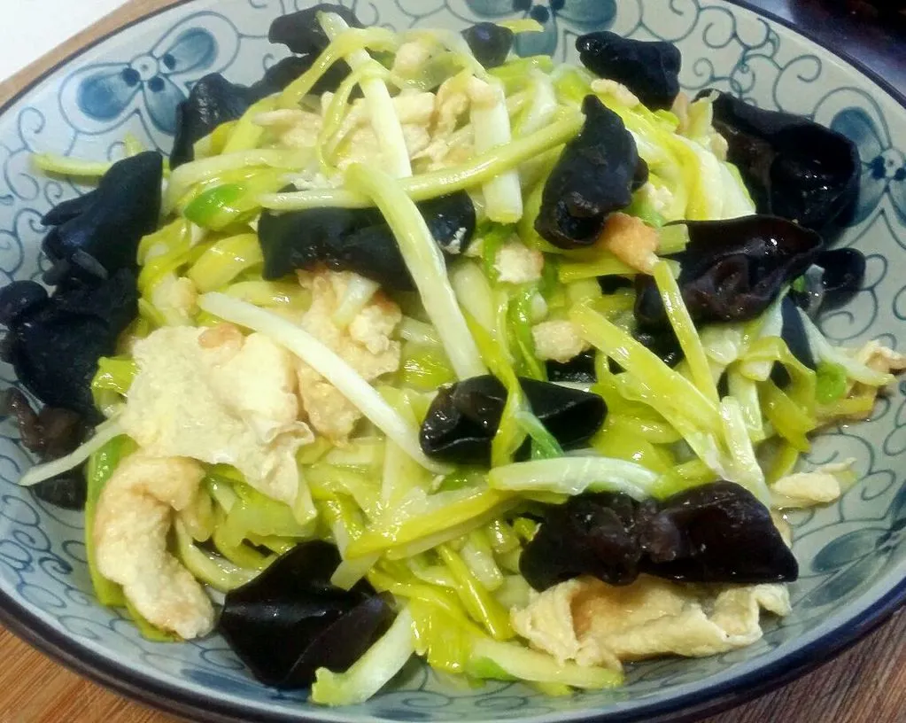 Garlic Sprouts Stir-Fried with Eggs and Mushrooms