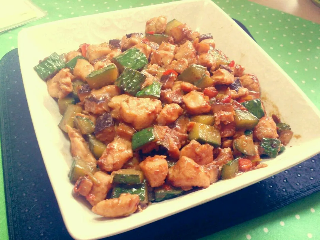 Cubes de Poulet au Riz dans Sauce
