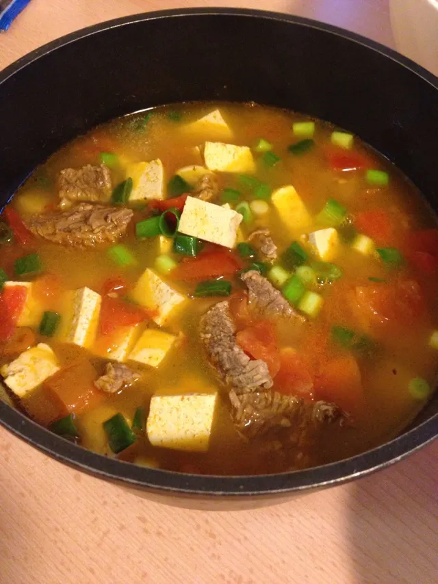 Tomaten-Rindfleisch-Tofu-Feuertopf