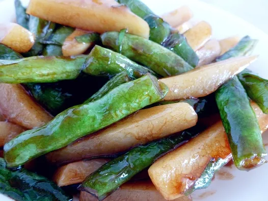 Poulet et haricots verts sautés