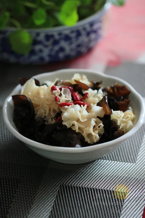 Stir-fried Wood Ear in Two Colors