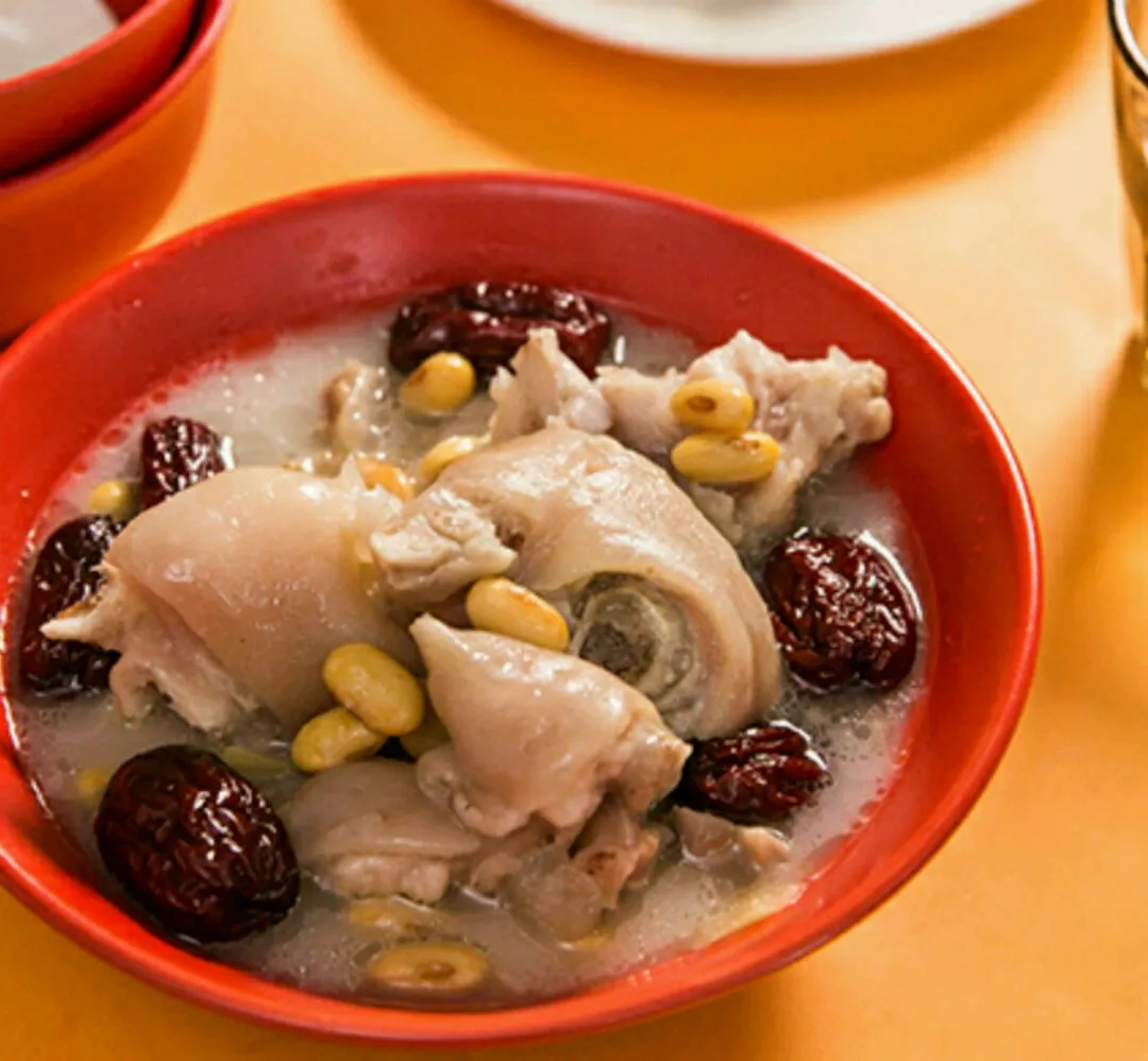 Braised Pork Feet with Dates and Yellow Beans