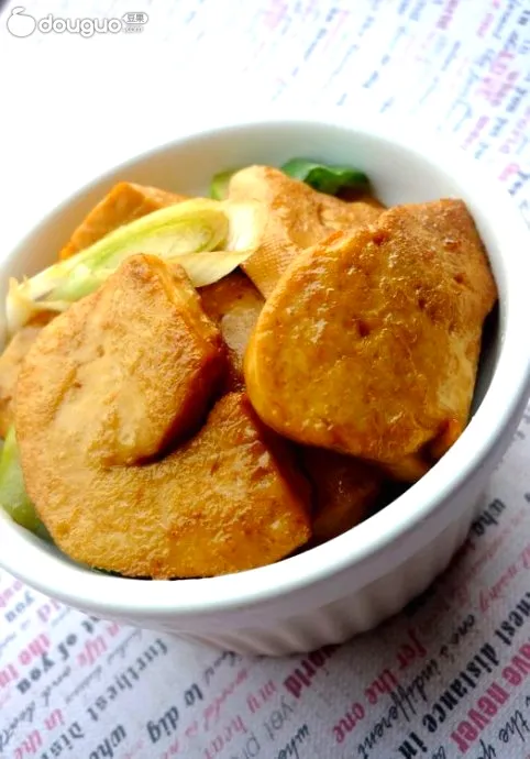 Frühlingszwiebeln-Gerührter Tofu