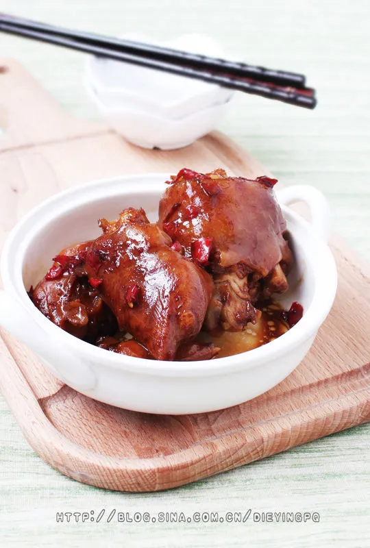 Braised Pork Feet with Milk and Chili