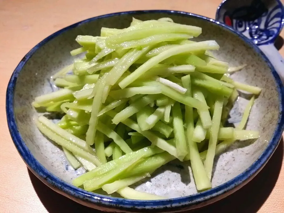 Dampfgarer Brokkolistengelsalat