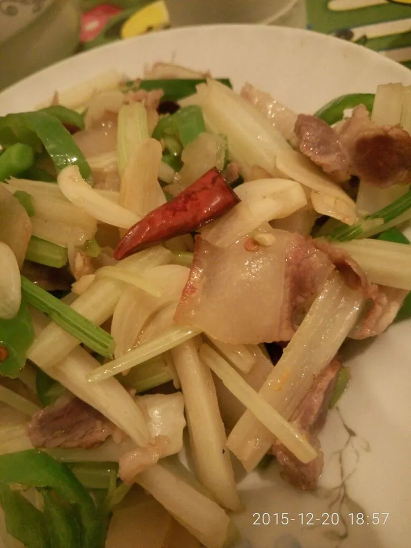 Stir-fried Smoked Pork with Chives