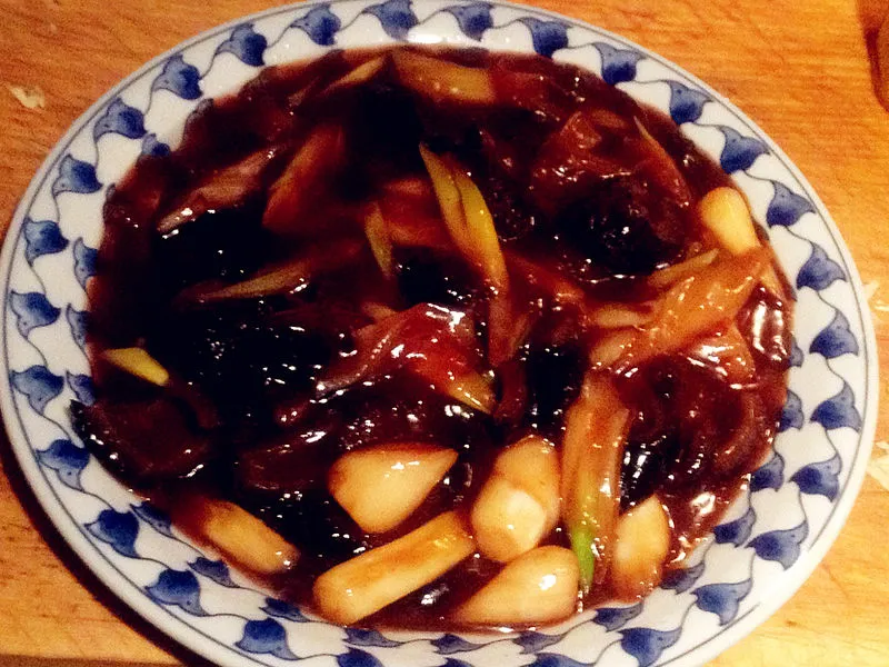 Frühlingszwiebel-Braised Seeigel
