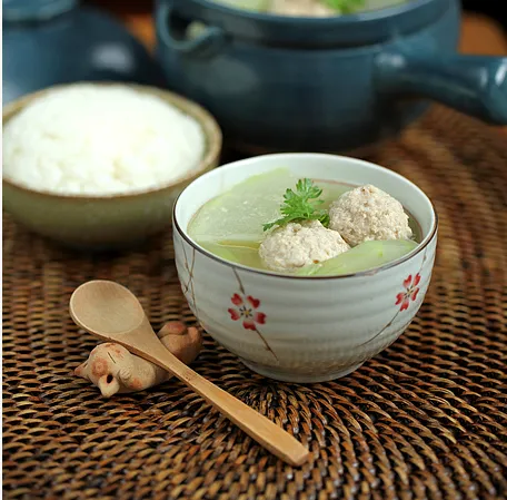 Wintermelonen- und Schweinefleischball-Suppe