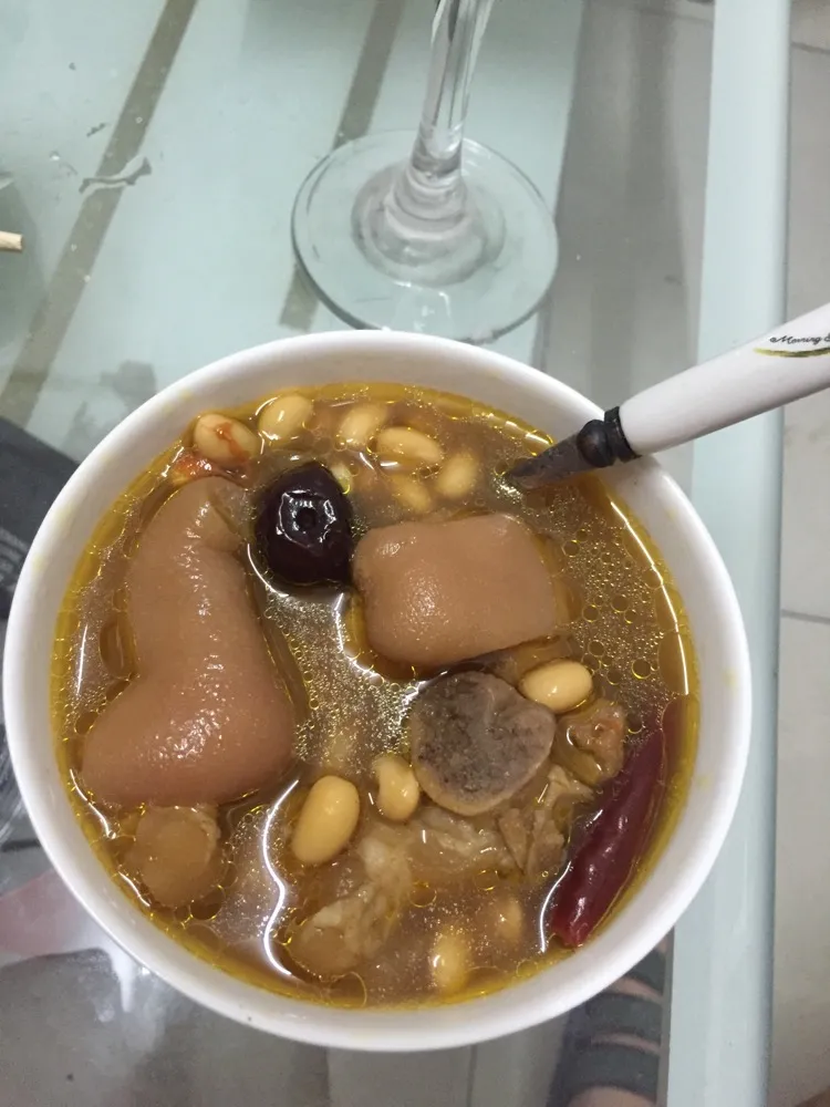 Potage de pied de porc et de haricot mungo