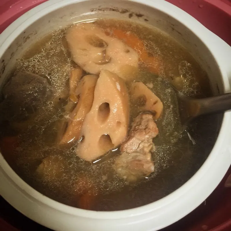 Soupe de côtelettes de porc et de racine de lotus