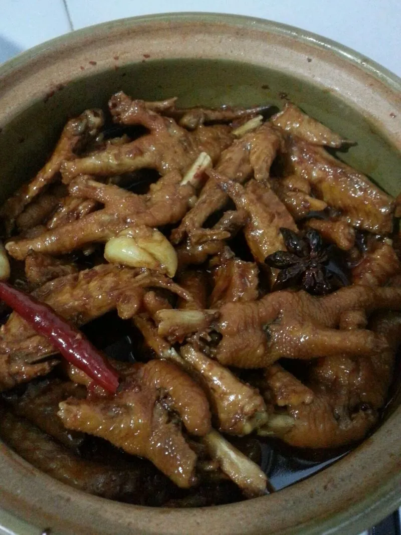 Pieds et bouts de poulet à la sauce