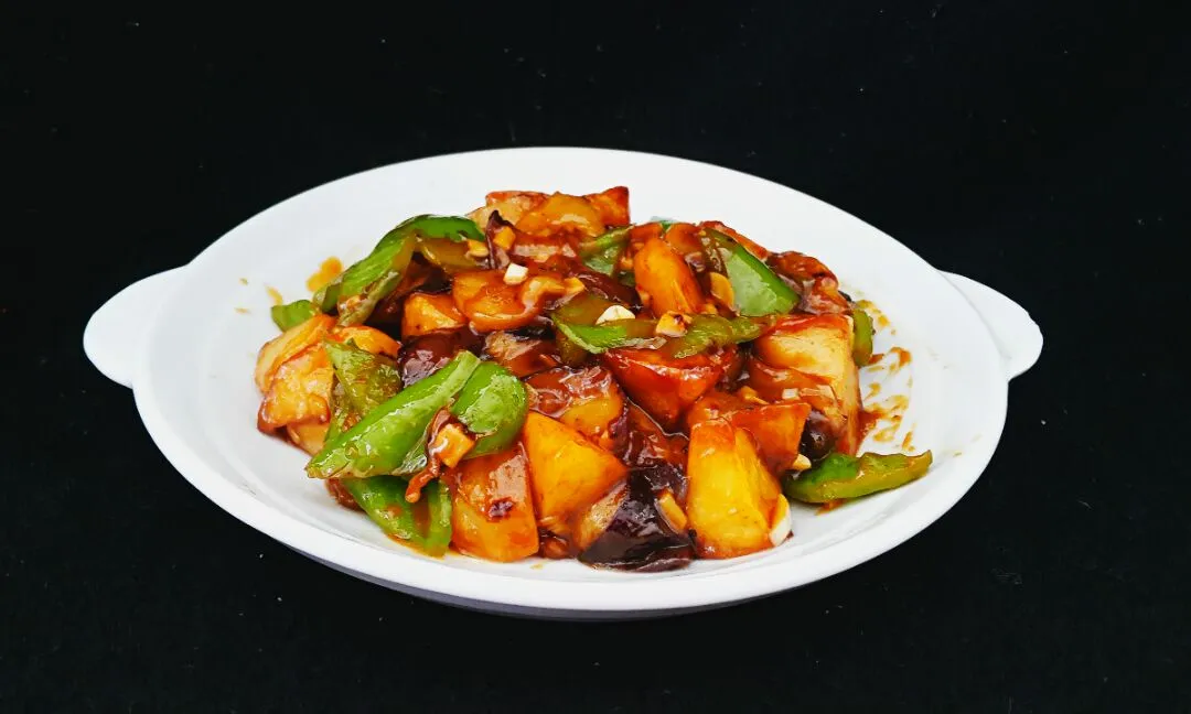 Aubergine, pomme de terre et poivron sautés