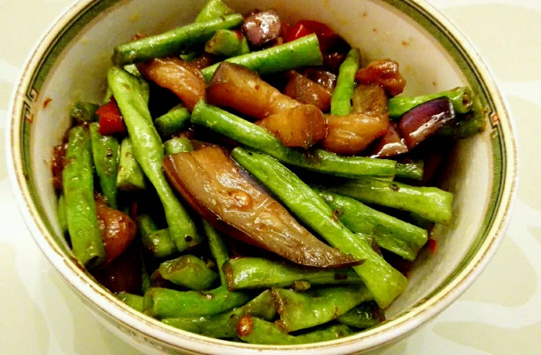 Aubergine mit grünen Bohnen gestift