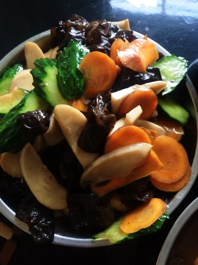 Dried Mushroom and Cucumber with Carrot