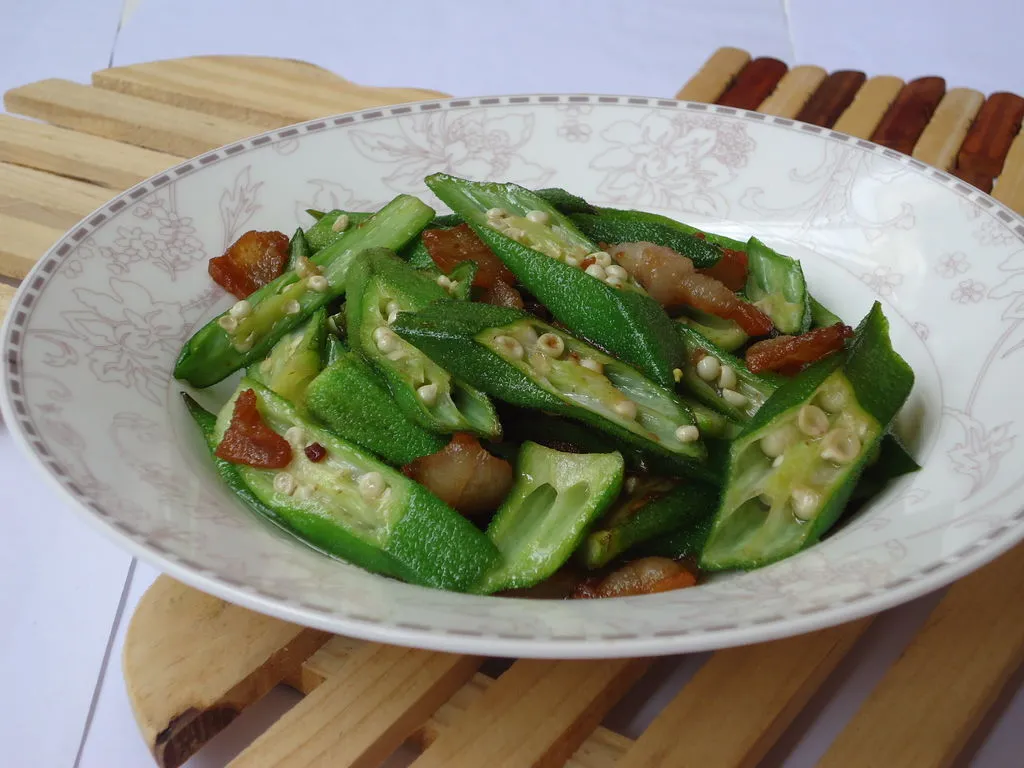 Gebratene Okra mit Fleisch
