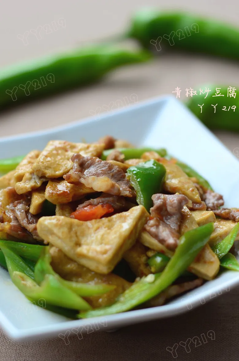 Pfannengerührter Tofu mit grünen Paprikaschoten