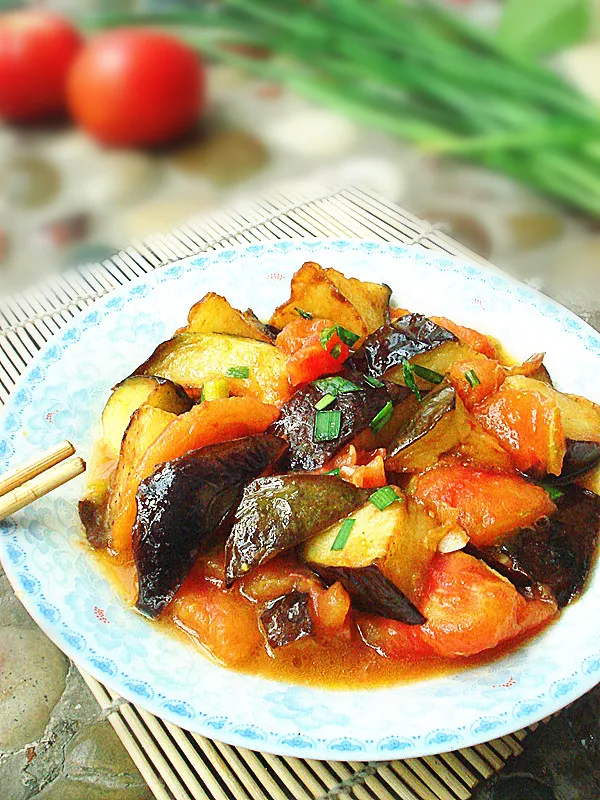 Aubergine braisée à la tomate