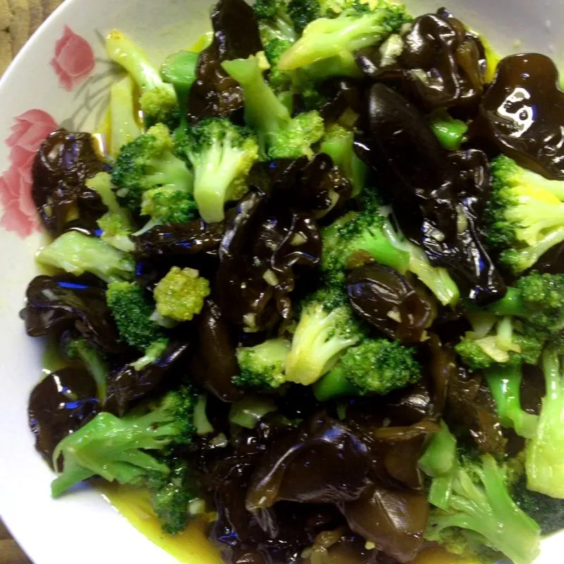 Broccoli Stir-fried with Wood Ear recipe