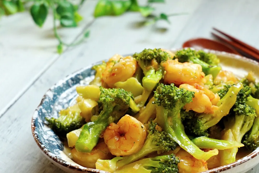 Crevettes au brocoli au beurre à l'ail