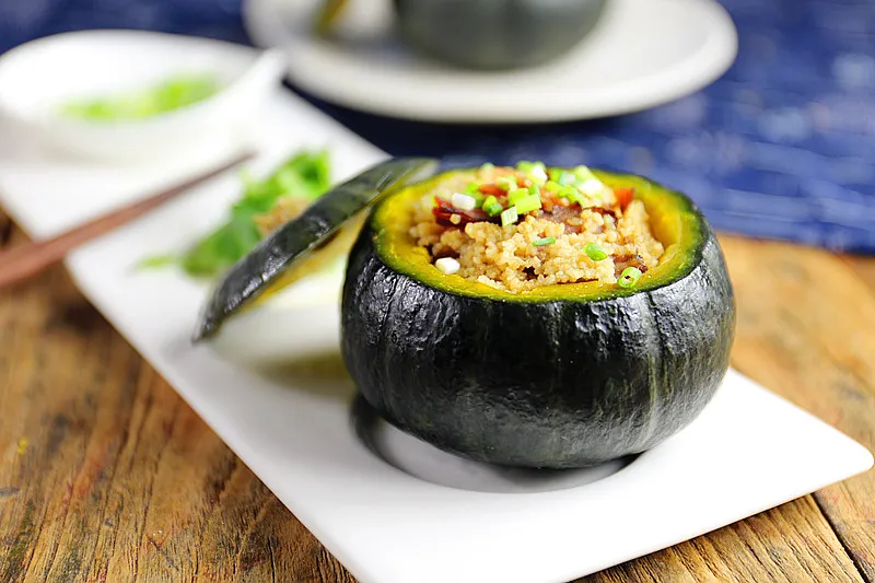Bol de citrouille et de ventre de porc séché