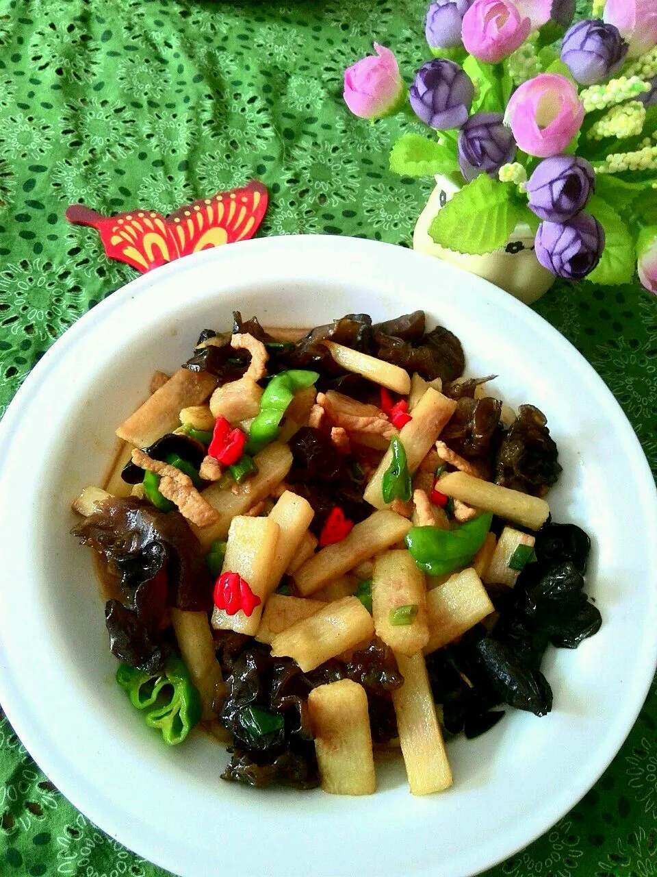 Porcelet sauté avec igname et champignons de bois