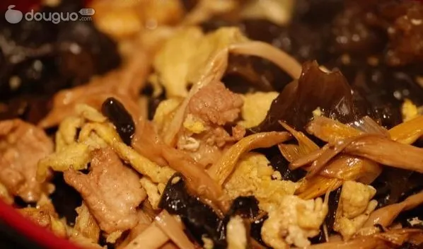 Cerdo Brasado con Hongos de Oreja de Madera