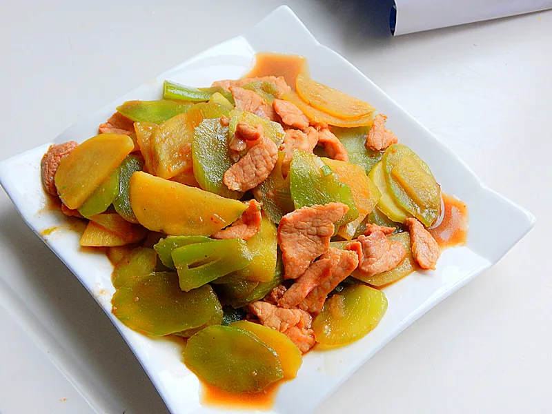 Pork Stir-Fry with Lettuce and Potatoes
