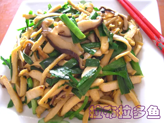 Tofu aux oignons nouveaux et champignons