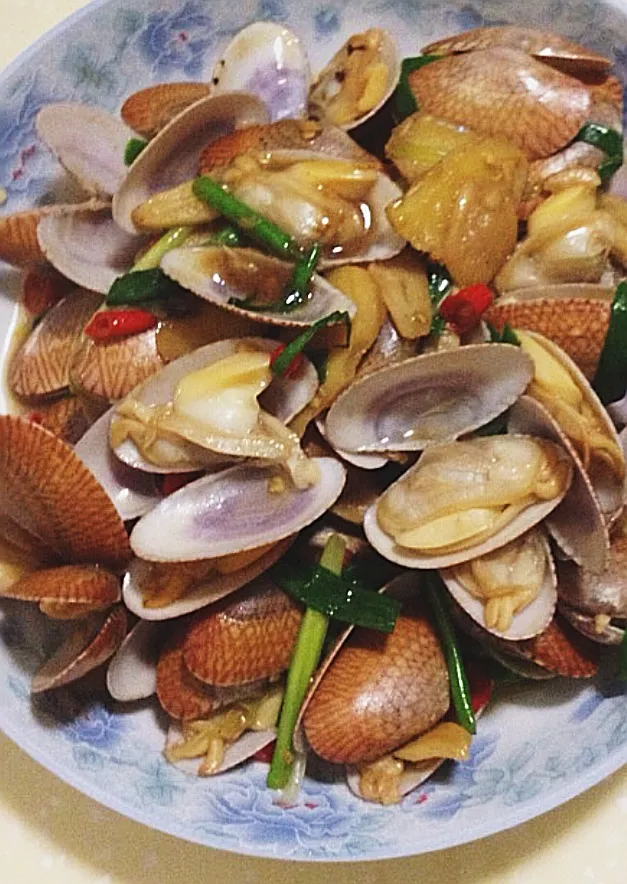 Almejas Salteadas con Jengibre y Cebolletas