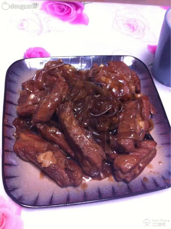 Côtes de porc braisées avec nouilles de riz