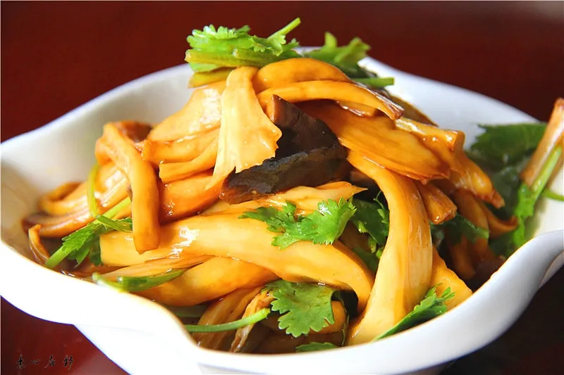 Abalone e Funghi Saltati con Verdure