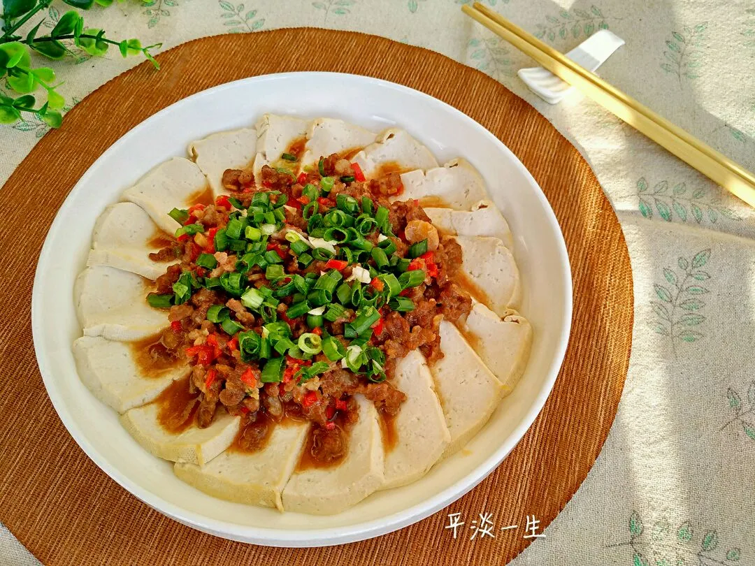 Dampfgemachter Tofu mit Schweinehackfleisch