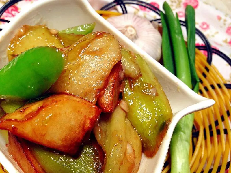 Aubergine, pomme de terre et poivron braisés