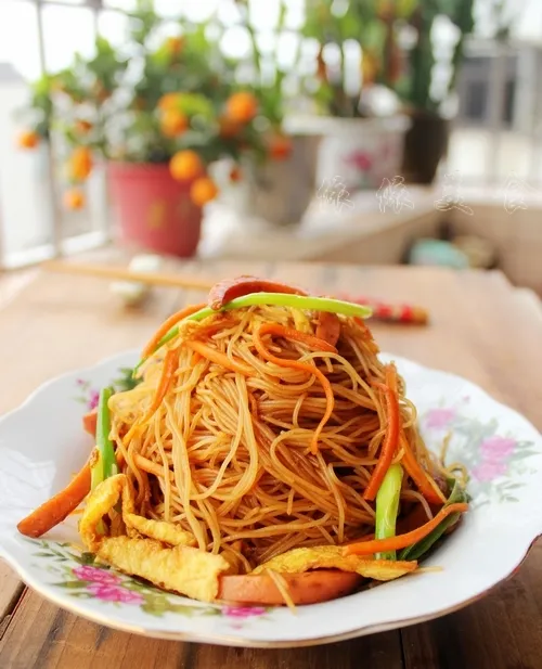 Stir-fried Rice Noodles with Three Threads