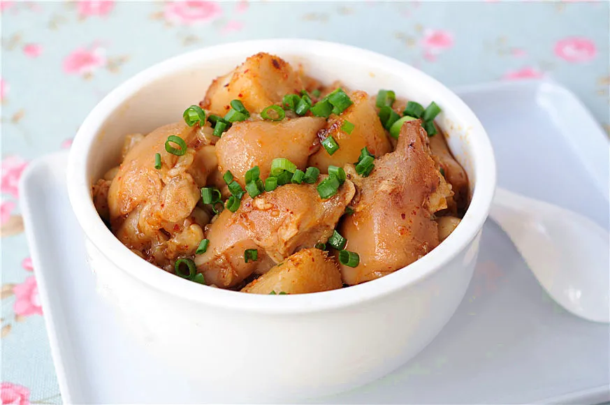 Pieds de porc braisés au taro