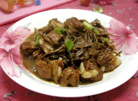 Porc braisé aux prunes et légumes