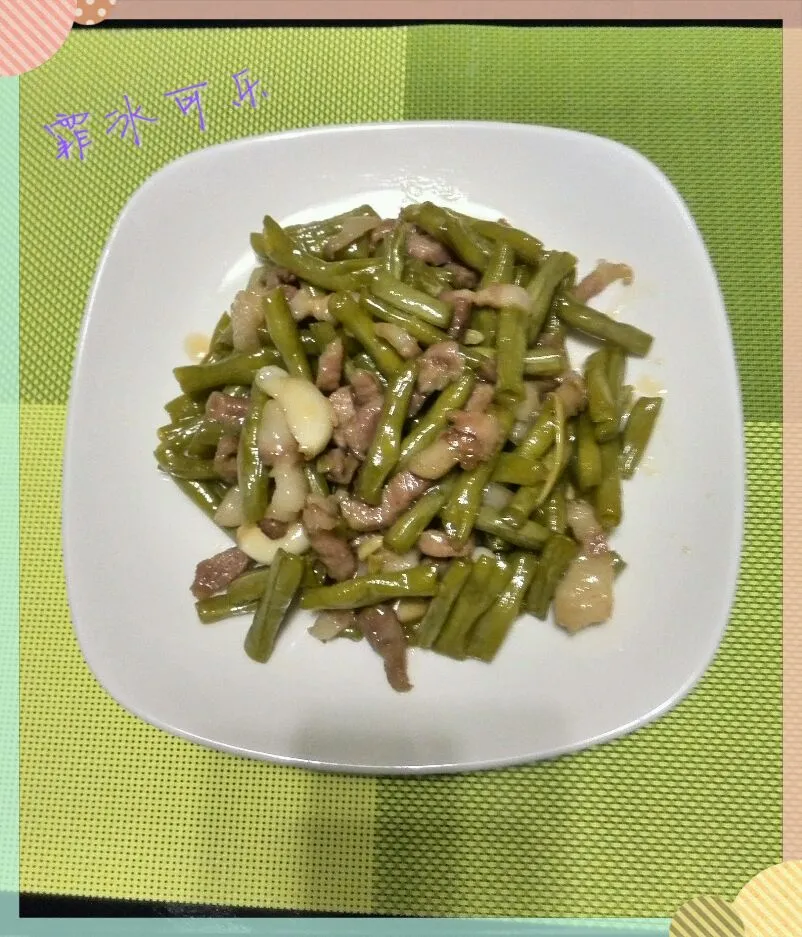 Pousses de niébé au vinaigre avec porc sauté