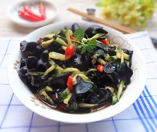 Schwarzes Pilzsalat