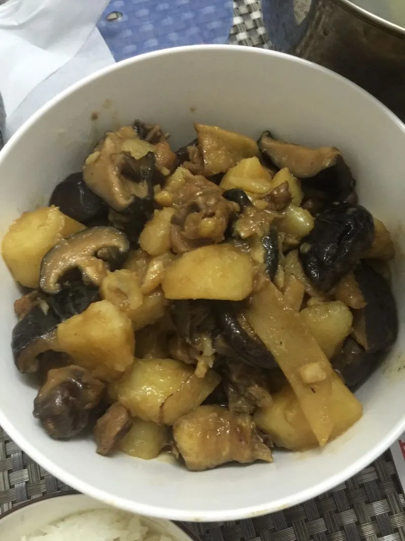 Braised Chicken with Potatoes and Mushrooms