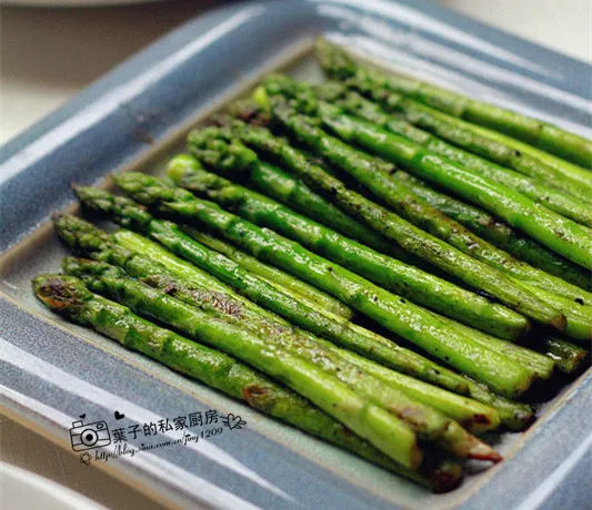 Asparagus with Olive Oil and Black Pepper