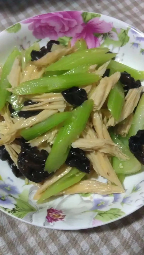 Stir-fried Celery with Tofu Skin and Mushrooms