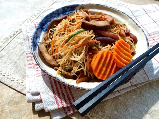 Nouilles de riz sautées aux trois délices