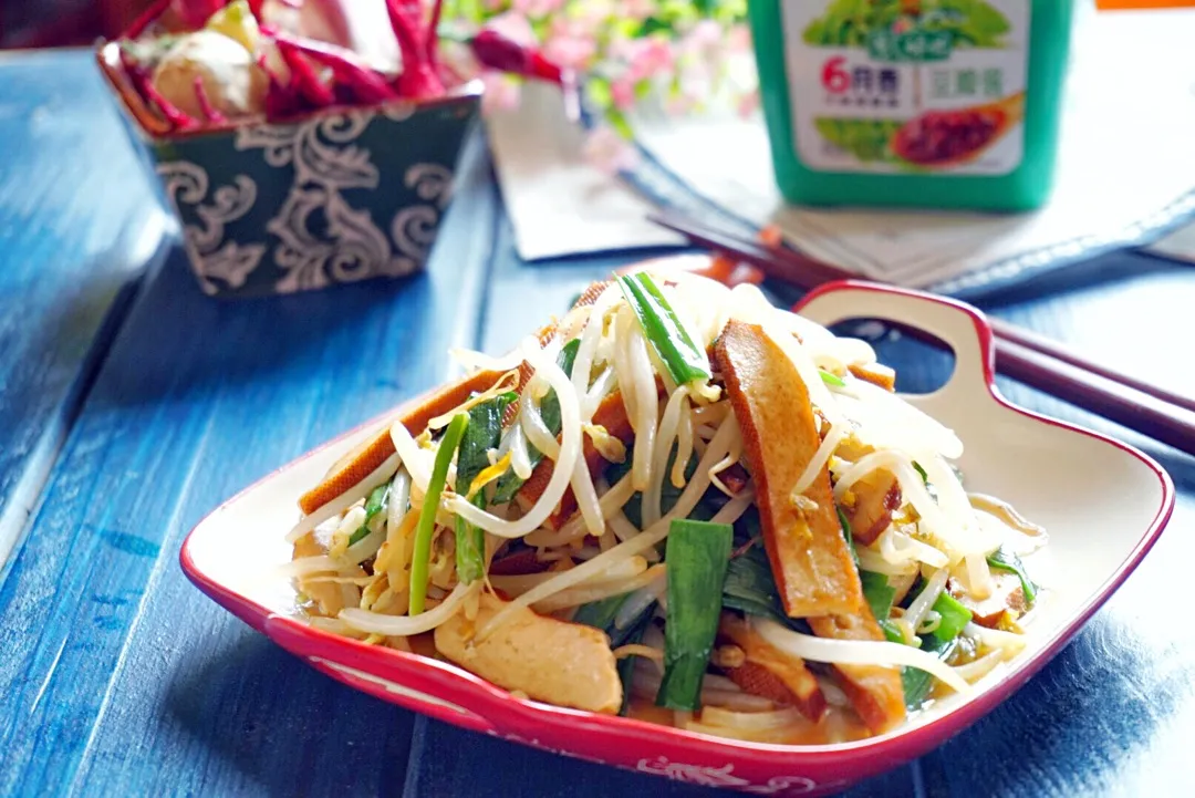 Spring Onion and Bean Sprout Stir-Fry with Dried Tofu