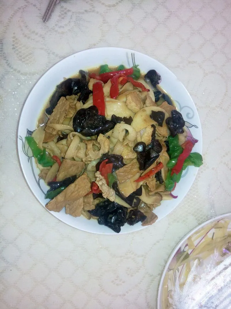 Stir-Fried Pork with Green Pepper, Mushrooms and Wood Ear