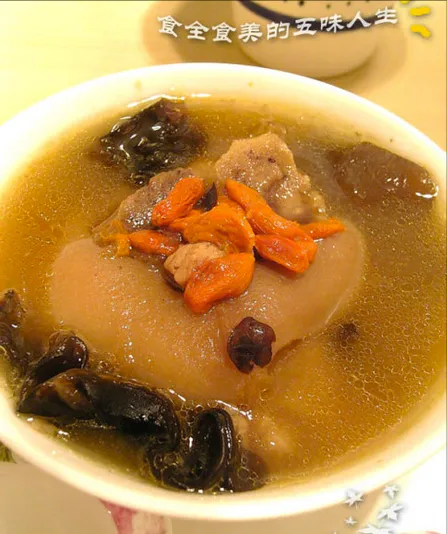 Soupe de Côte de Porc aux Champignons Noirs et au Goji