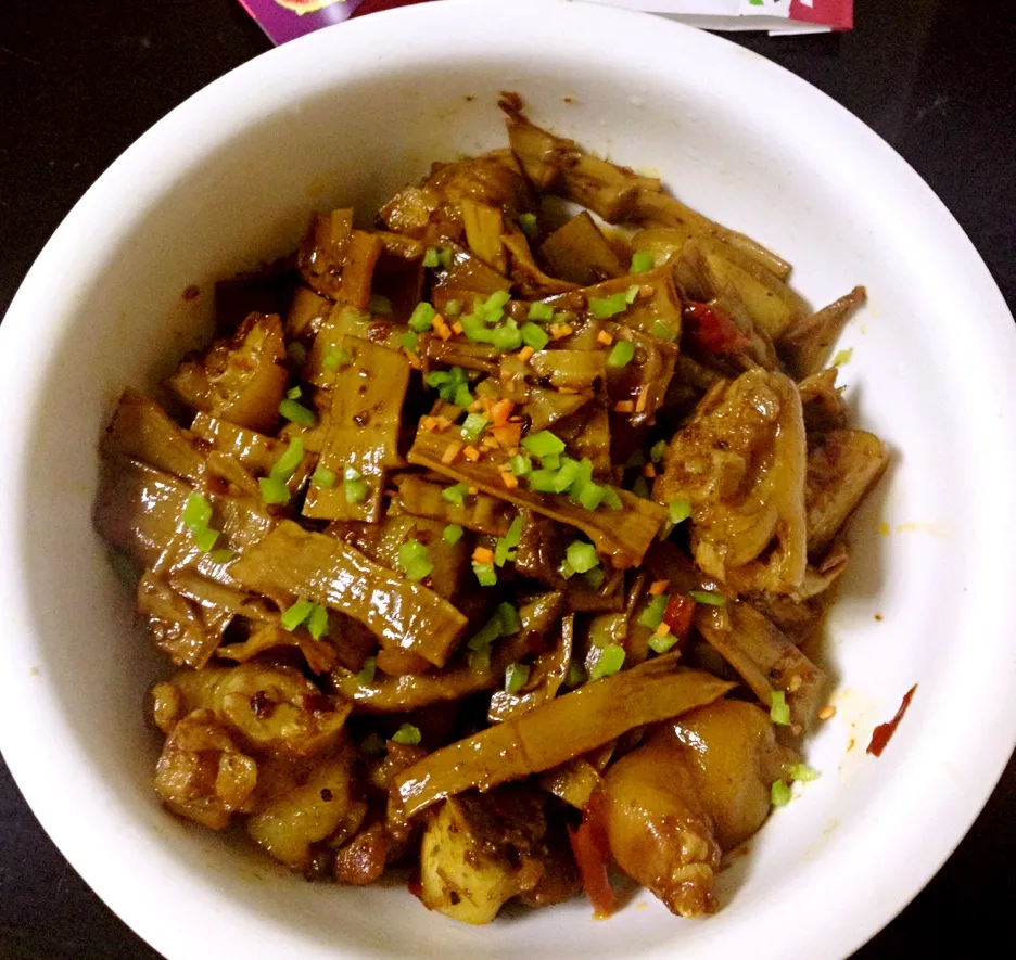 Spicy Pork Feet Stew with Bamboo Shoots